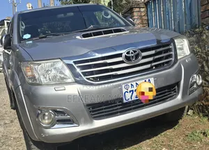 Photo - Toyota Hilux 2015 Silver