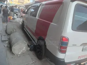 Toyota HiAce 2011 White