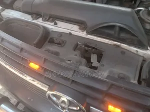 Toyota HiAce 2011 White