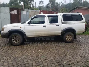 Photo - Nissan Hardbody 2010 White