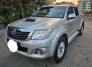 Toyota Hilux 2013 Gold