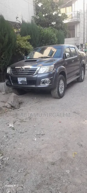 Photo - Toyota Hilux 2014 Gray