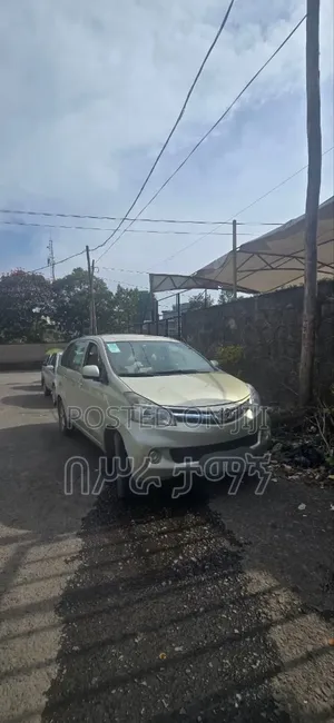 Photo - Toyota Avanza 2014 Gold