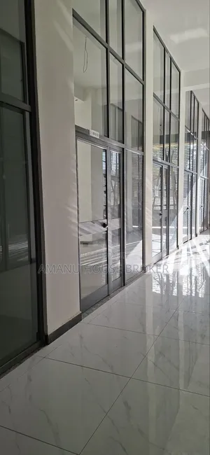 የሚከራዩ ሱቆችና ቢሮዎች በአዲስ አበባ መሃል ካሳንቺስ ጠቅላላ የሱቆቹ ስፋት የሚገኙ ቢሮዎችቹ ይገኛሉ