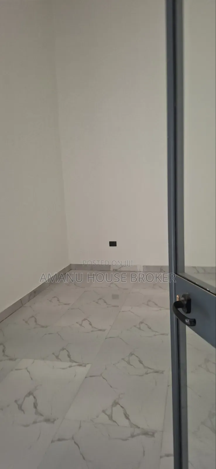 የሚከራዩ ሱቆችና ቢሮዎች በአዲስ አበባ መሃል ካሳንቺስ ጠቅላላ የሱቆቹ ስፋት የሚገኙ ቢሮዎችቹ ይገኛሉ