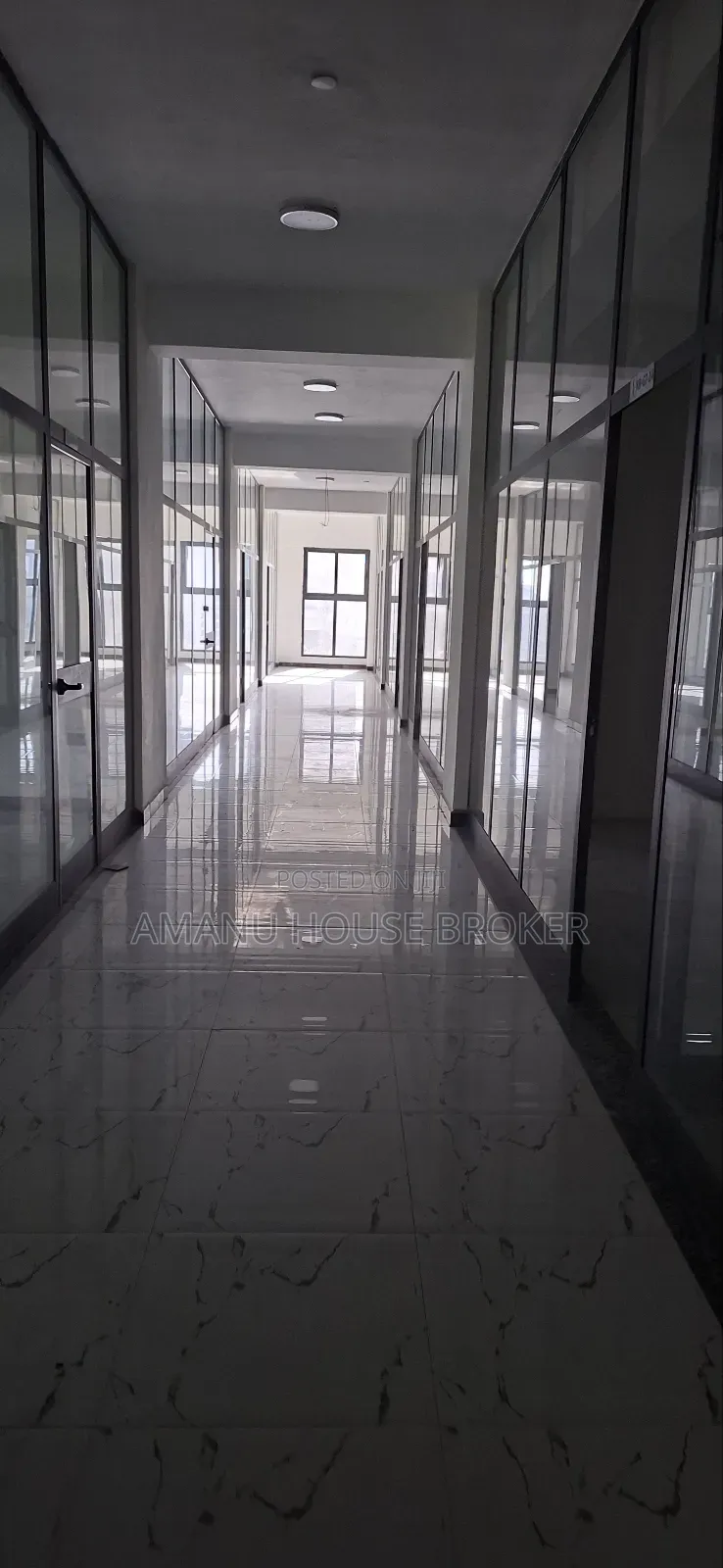 የሚከራዩ ሱቆችና ቢሮዎች በአዲስ አበባ መሃል ካሳንቺስ ጠቅላላ የሱቆቹ ስፋት የሚገኙ ቢሮዎችቹ ይገኛሉ