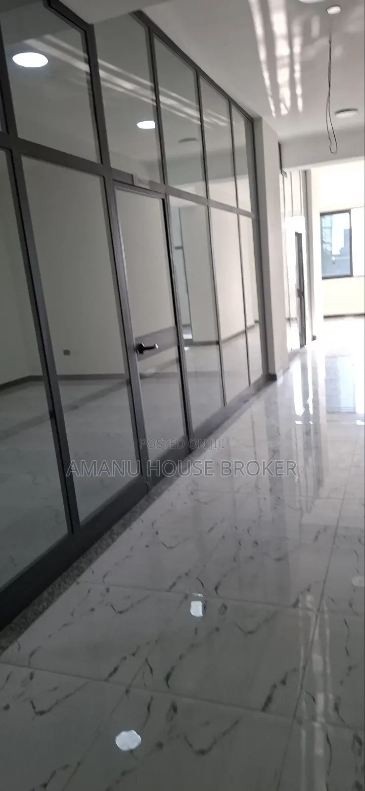 የሚከራዩ ሱቆችና ቢሮዎች በአዲስ አበባ መሃል ካሳንቺስ ጠቅላላ የሱቆቹ ስፋት የሚገኙ ቢሮዎችቹ ይገኛሉ