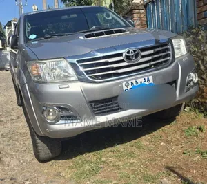 Photo - Toyota Hilux 2015 Gray