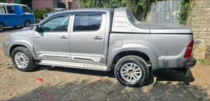 Toyota Hilux 2015 Gray