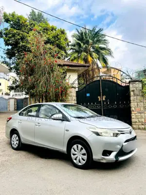 Photo - Toyota Corolla 2013 White