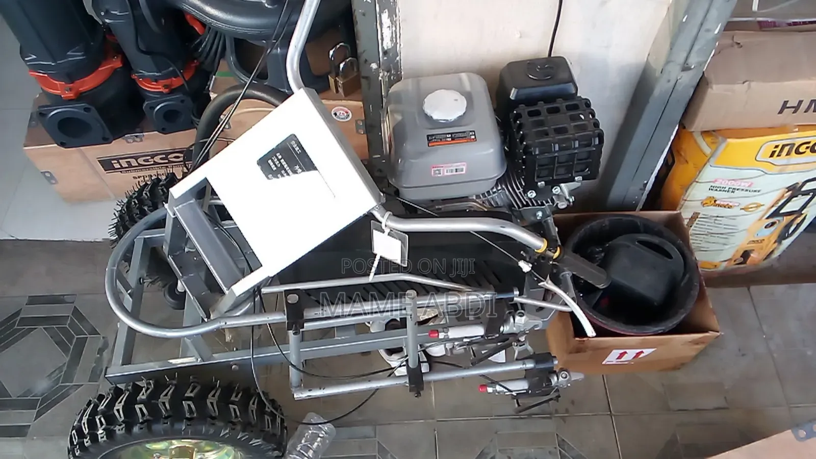 በ ኢንጅን ሚሠራ የመንገድ ቀለም መቀቢያ