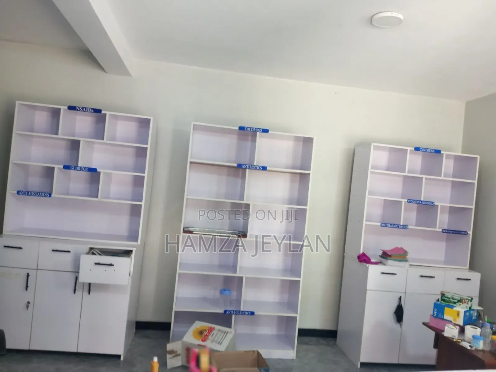 በአሪፊ ሀኔታ ላይ የሚገኝ መሉ ለፋርማሲ የሚያስልጉ አዲስ ፈርኒቸሮች