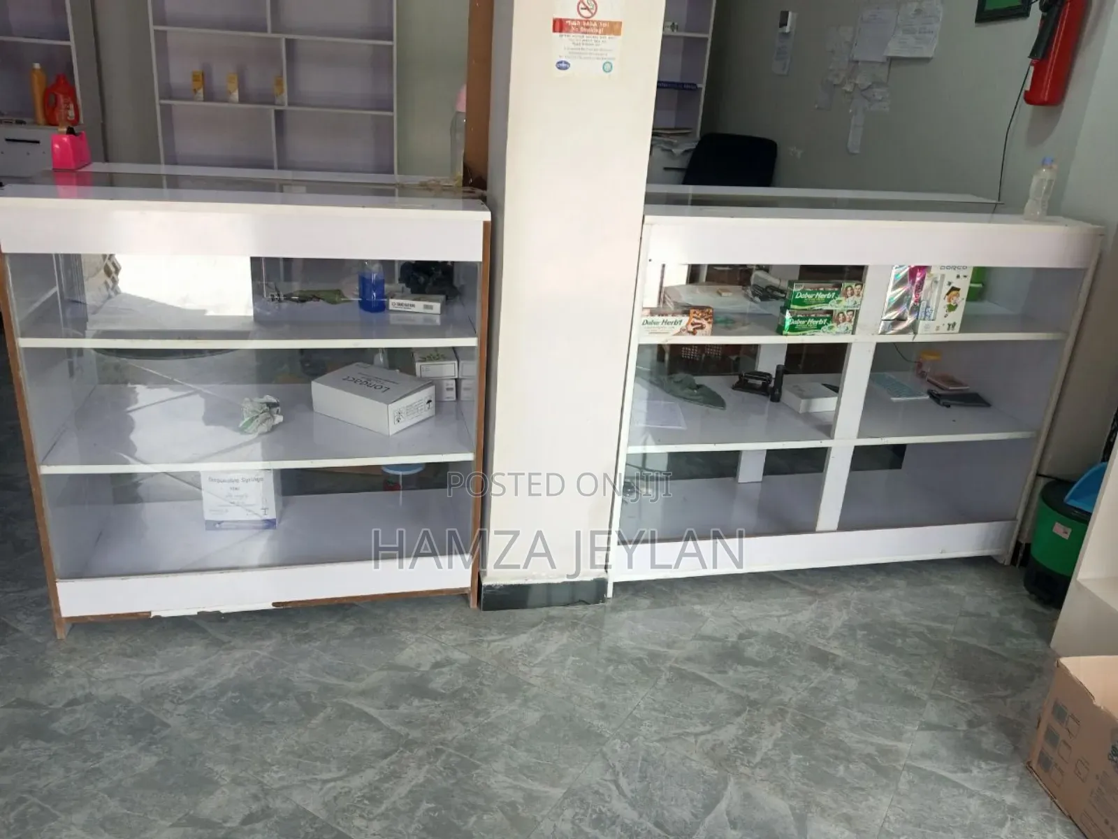 በአሪፊ ሀኔታ ላይ የሚገኝ መሉ ለፋርማሲ የሚያስልጉ አዲስ ፈርኒቸሮች