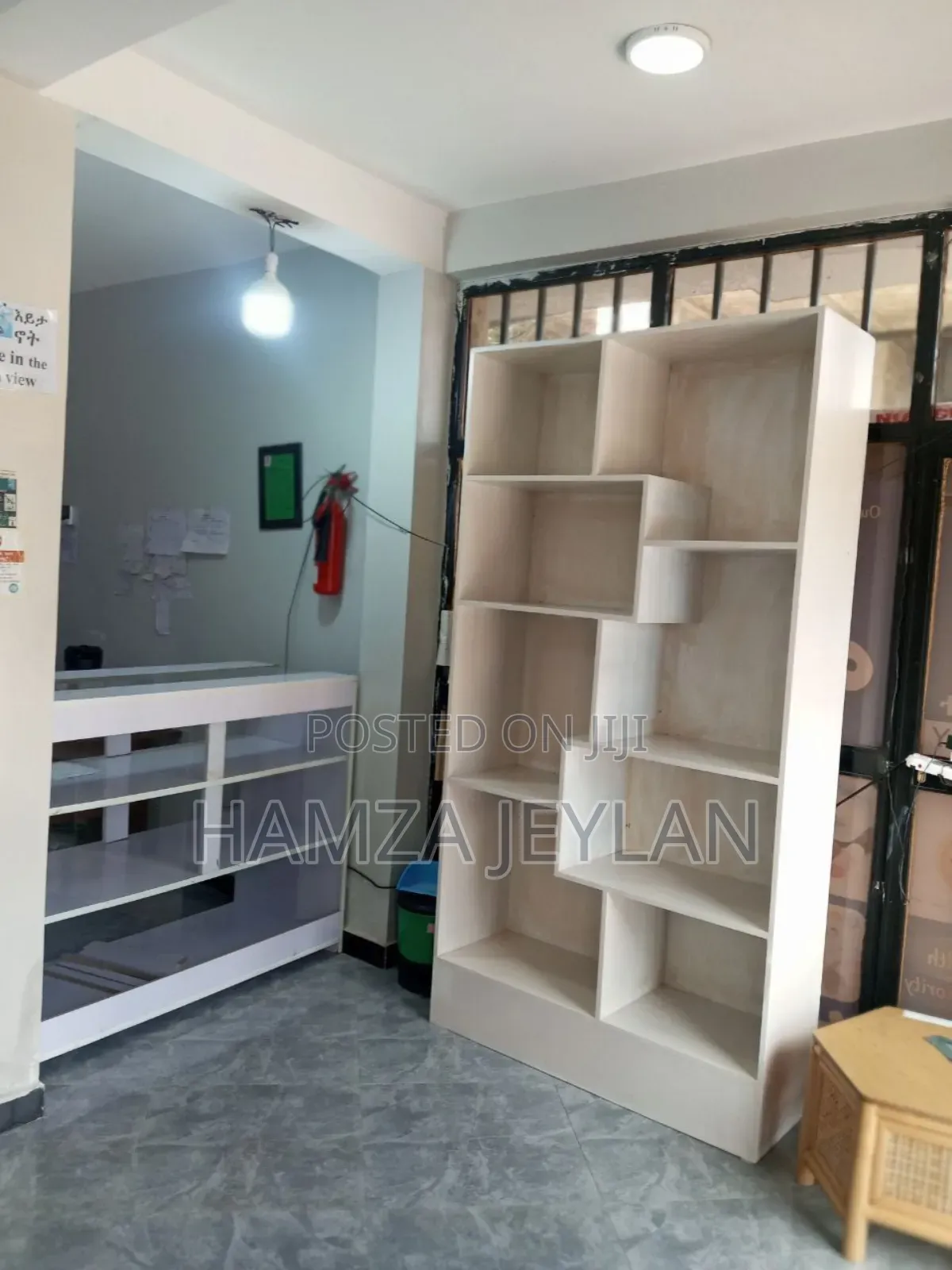 በአሪፊ ሀኔታ ላይ የሚገኝ መሉ ለፋርማሲ የሚያስልጉ አዲስ ፈርኒቸሮች