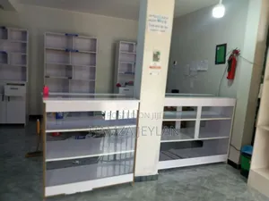 በአሪፊ ሀኔታ ላይ የሚገኝ መሉ ለፋርማሲ የሚያስልጉ አዲስ ፈርኒቸሮች