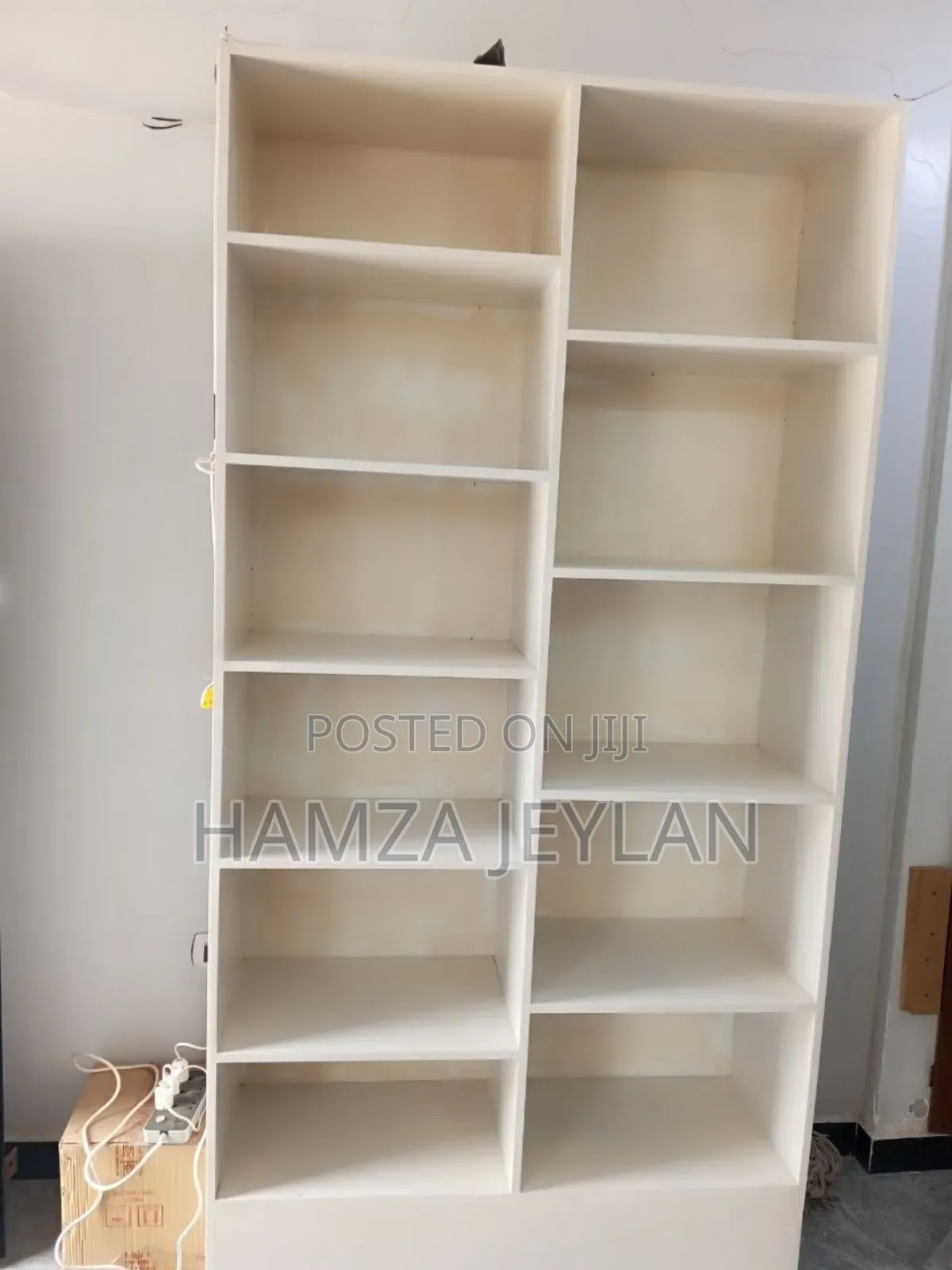 በአሪፊ ሀኔታ ላይ የሚገኝ መሉ ለፋርማሲ የሚያስልጉ አዲስ ፈርኒቸሮች