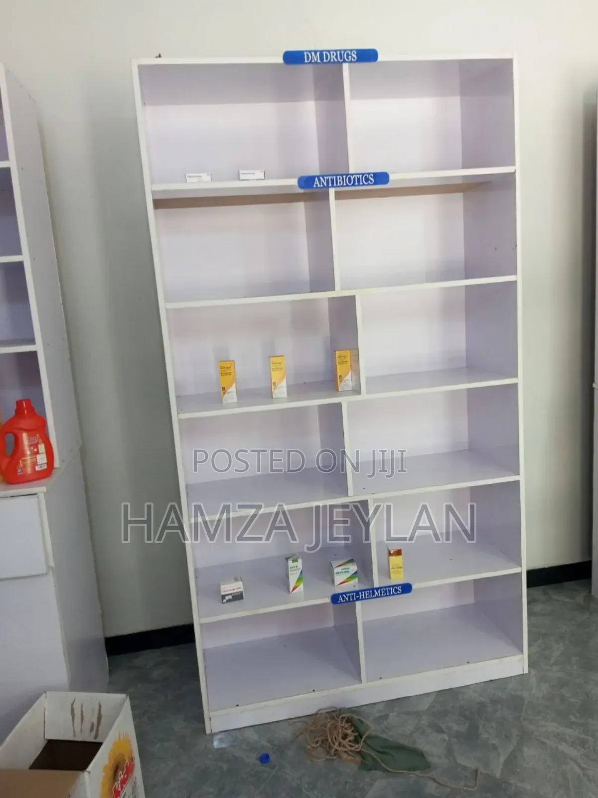 በአሪፊ ሀኔታ ላይ የሚገኝ መሉ ለፋርማሲ የሚያስልጉ አዲስ ፈርኒቸሮች