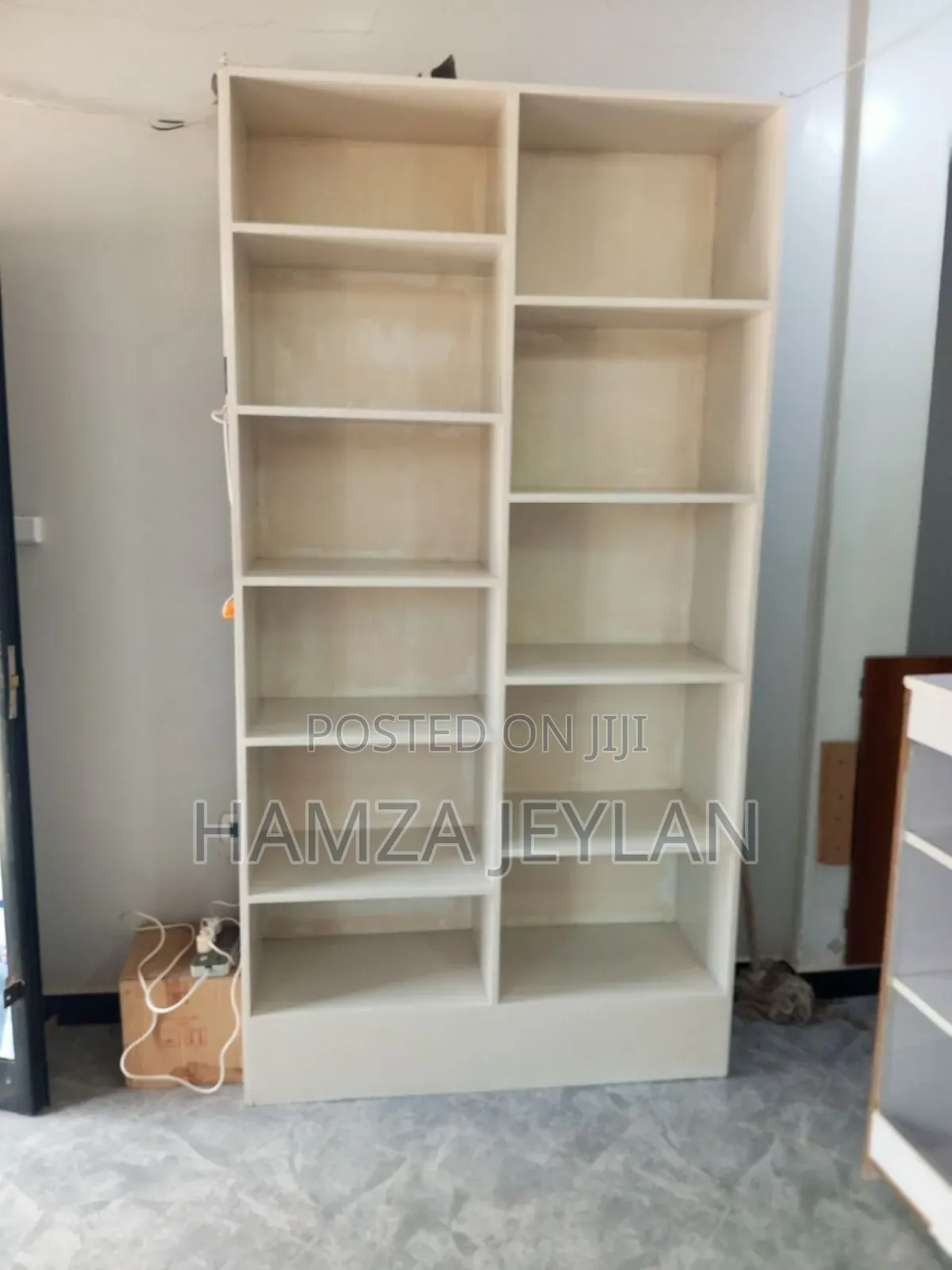 በአሪፊ ሀኔታ ላይ የሚገኝ መሉ ለፋርማሲ የሚያስልጉ አዲስ ፈርኒቸሮች