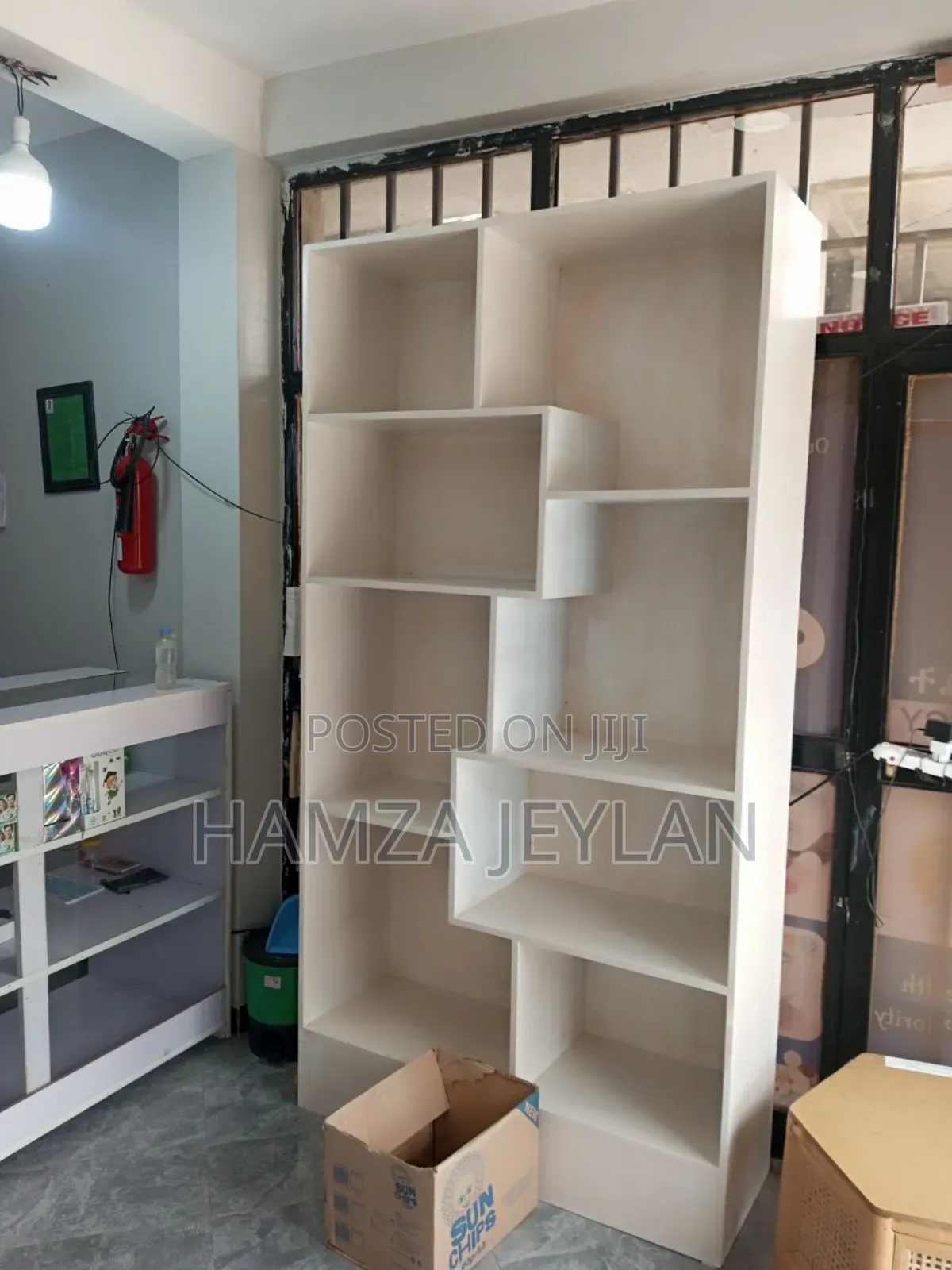 በአሪፊ ሀኔታ ላይ የሚገኝ መሉ ለፋርማሲ የሚያስልጉ አዲስ ፈርኒቸሮች