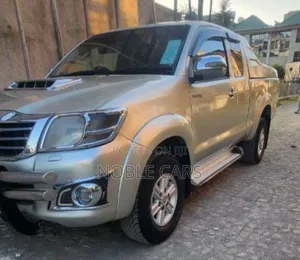 Photo - Toyota Hilux 2012 Gray