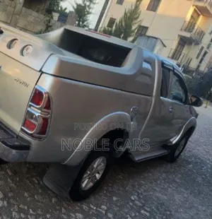 Toyota Hilux 2012 Gray