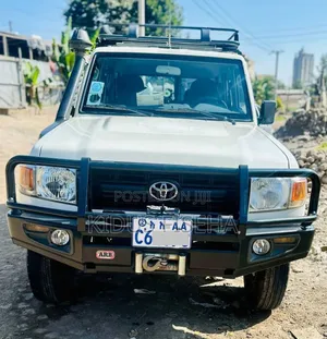 Photo - Toyota Land Cruiser 2018 White