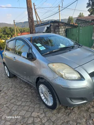 Photo - Toyota Yaris 2010 Gray