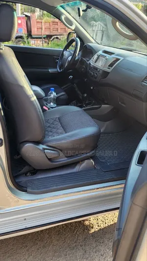 Toyota Hilux 2011 White