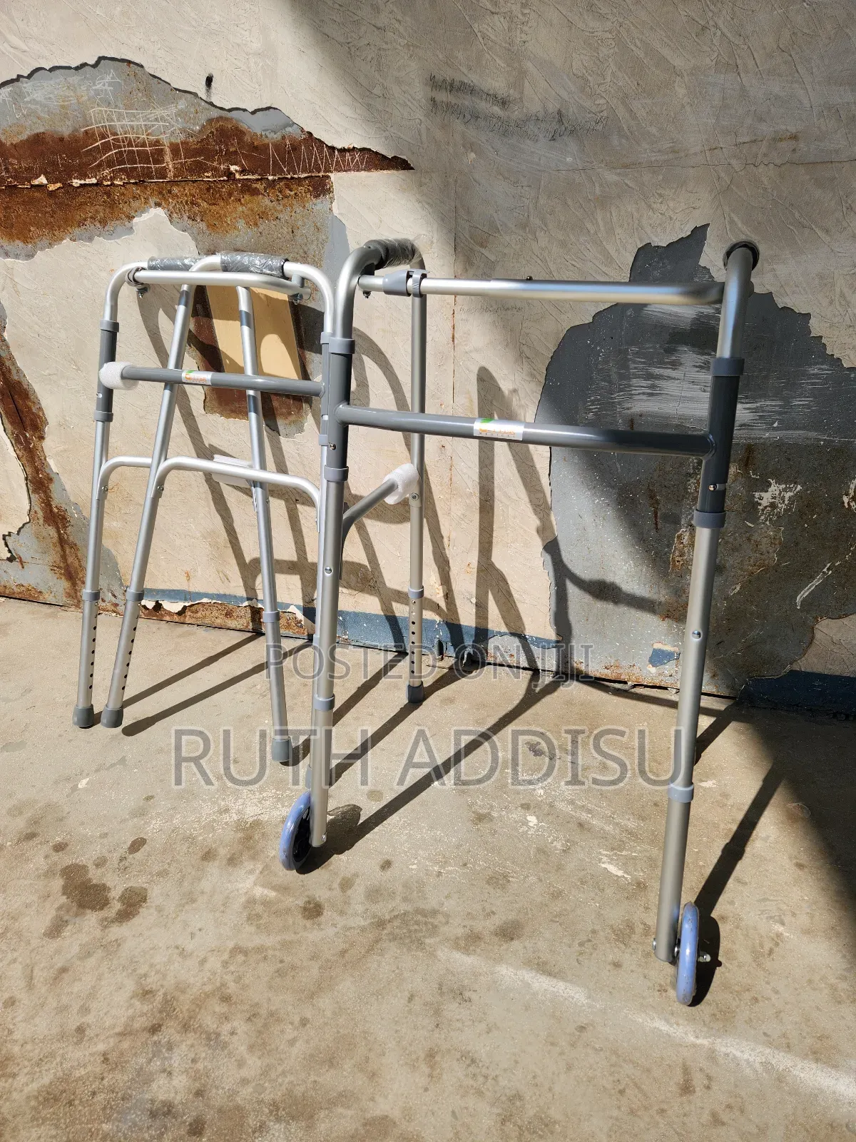 Foldable የሚታጠፍ Walker墳塋walker Almunium Stainless軍人walker腕力walker New