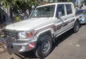 Photo - Toyota Mark II 2022 White