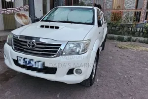 Photo - Toyota Hilux 2012 White
