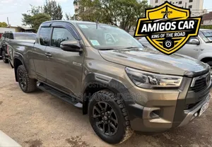 Photo - Toyota Hilux 2021 Gray