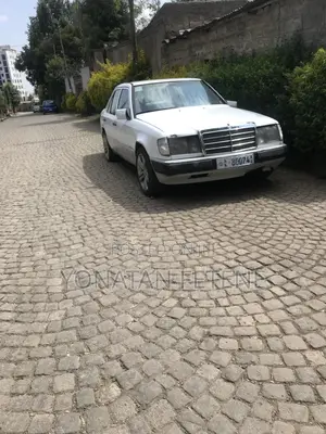 Photo - Mercedes-Benz 230E 1985 White