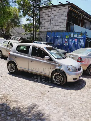 Photo - Toyota Vitz 1.0 FWD 3dr 2001 Silver