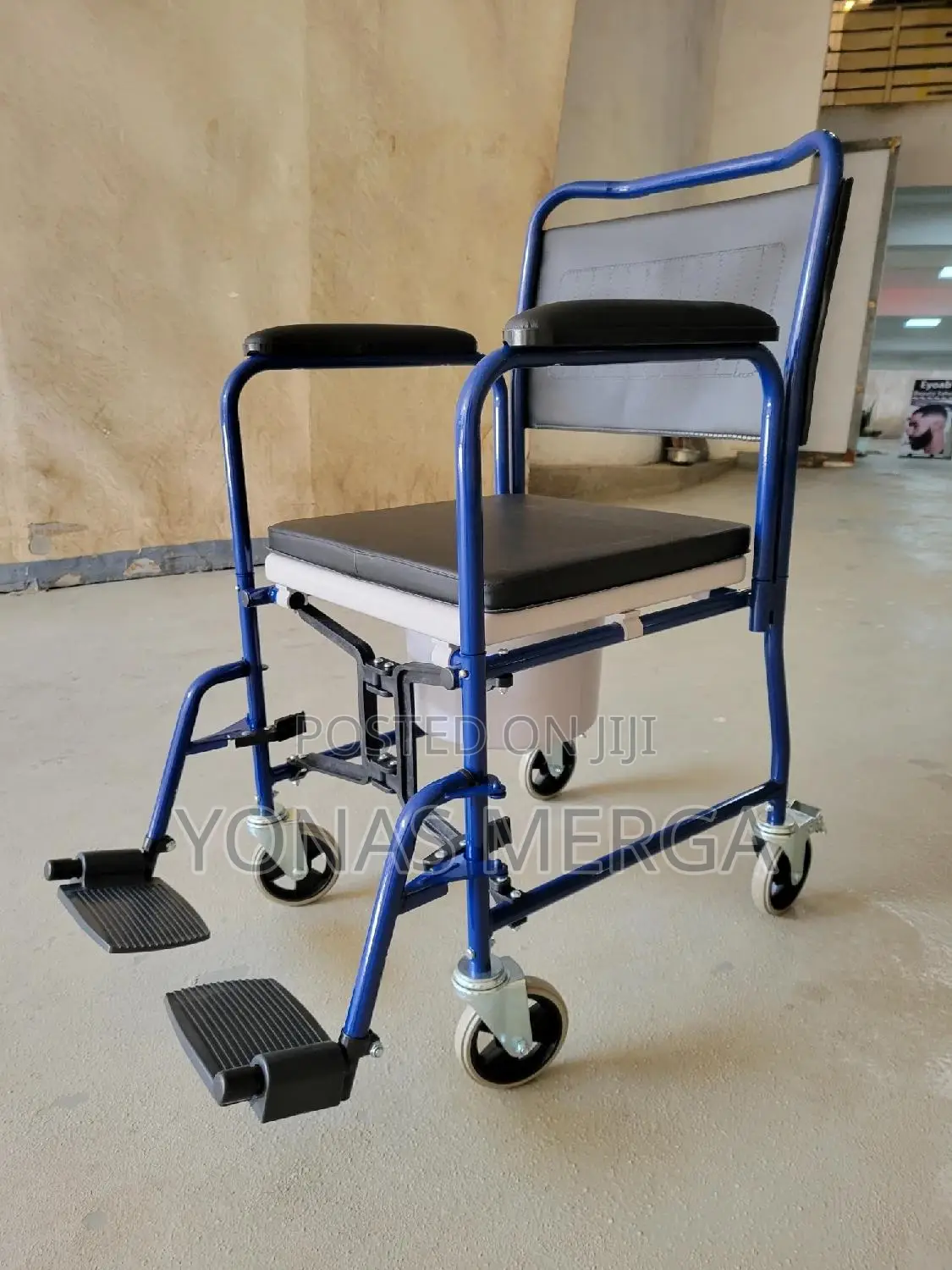 Toilet Wheelchair With Flip Armrest, Cushion籲大commode Bin, Leg Rests