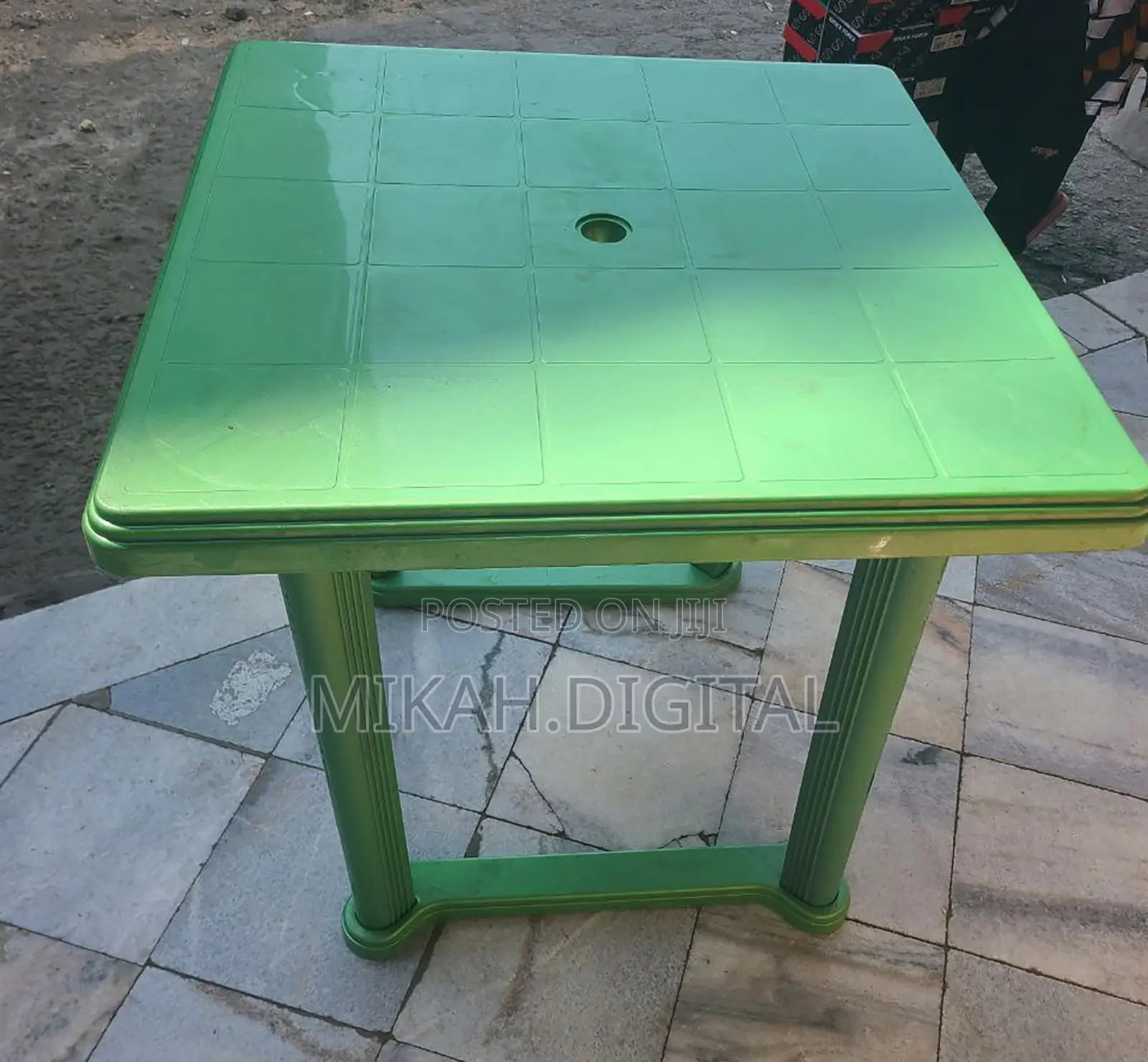 80 by 80 Cm Green Plastic Table | እግሩ የሚነቃቀል ነው