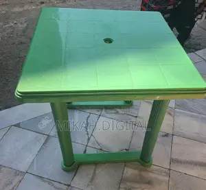 80 by 80 Cm Green Plastic Table | እግሩ የሚነቃቀል ነው