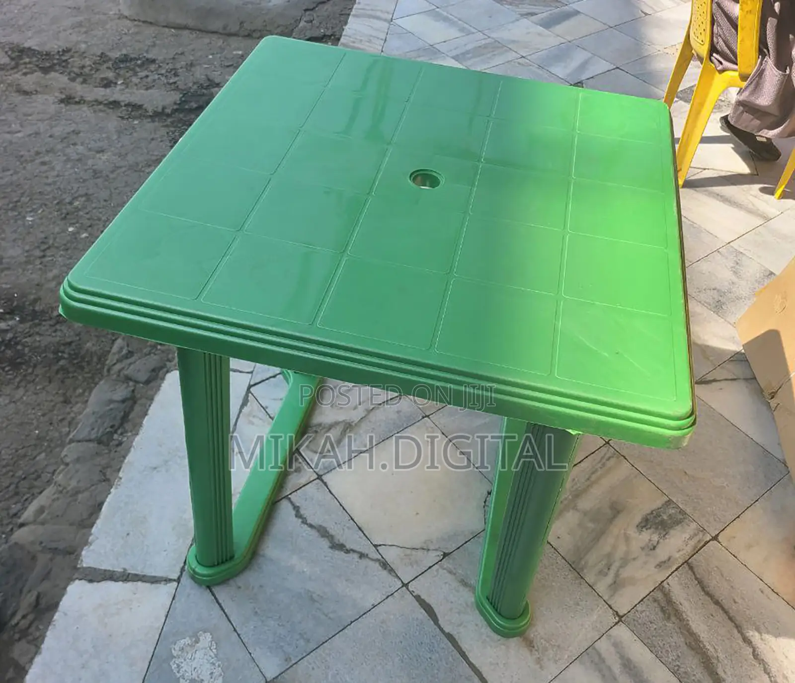 80 by 80 Cm Green Plastic Table | እግሩ የሚነቃቀል ነው