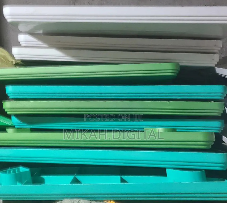 80 by 80 Cm Green Plastic Table | እግሩ የሚነቃቀል ነው