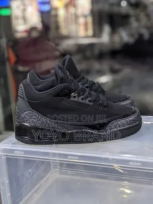 Photo - Air Jordan 3 Black Cat
