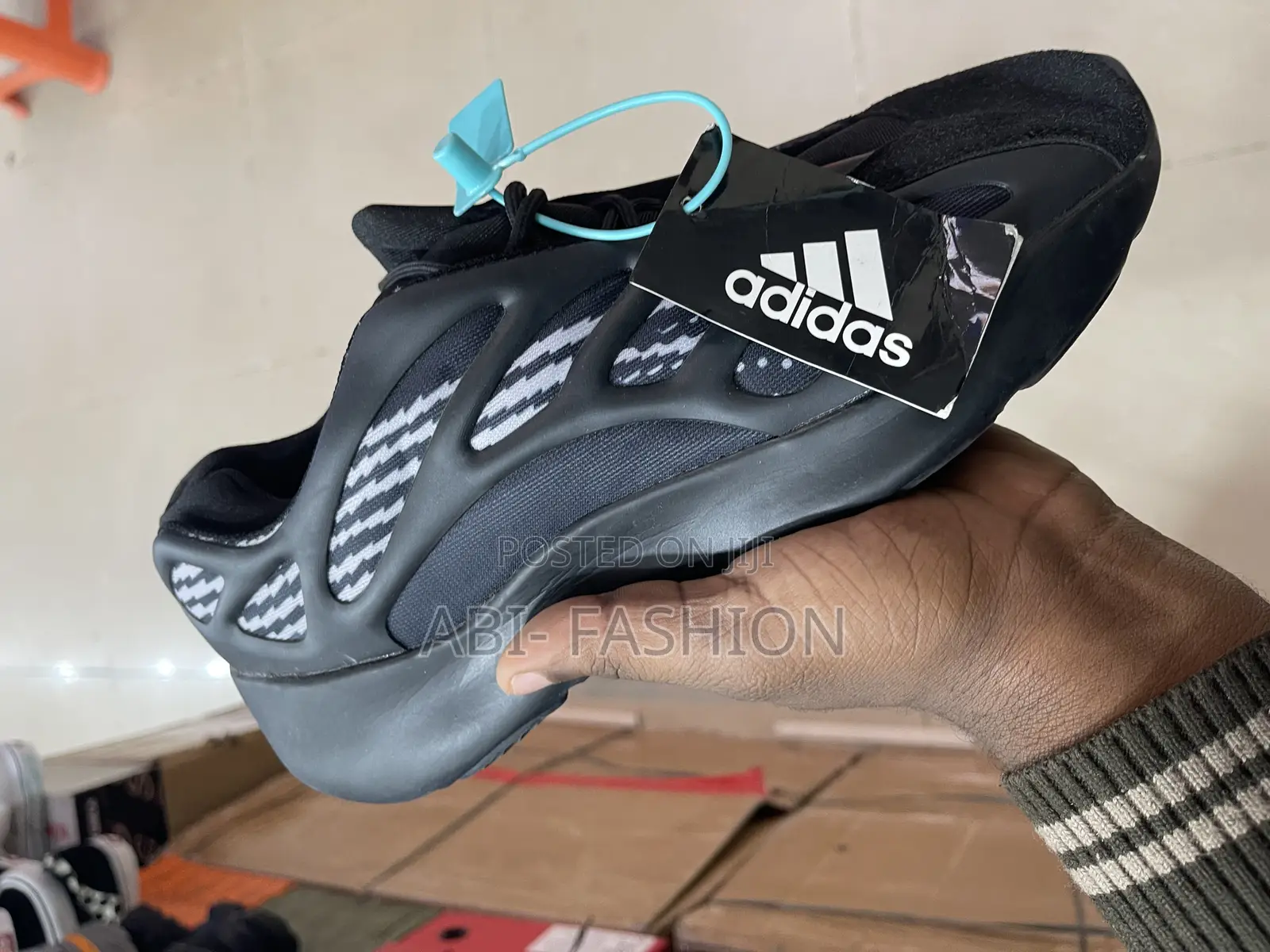 Adidas Yeezy 700