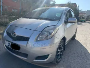 Photo - Toyota Yaris 2010 Silver