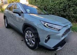 Photo - Toyota RAV4 XLE Premium FWD 2020