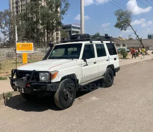 Toyota Land Cruiser 2016 White