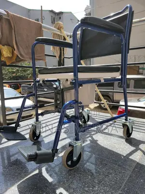 Photo - Toilet Chair帶电potty号removable Pot能啓folding Pedal and Sponge Cushion,