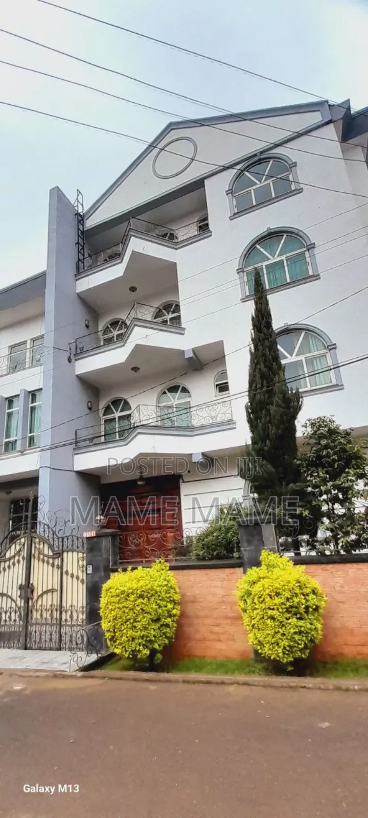11bdrm House in Addis Abeba, Bole for sale