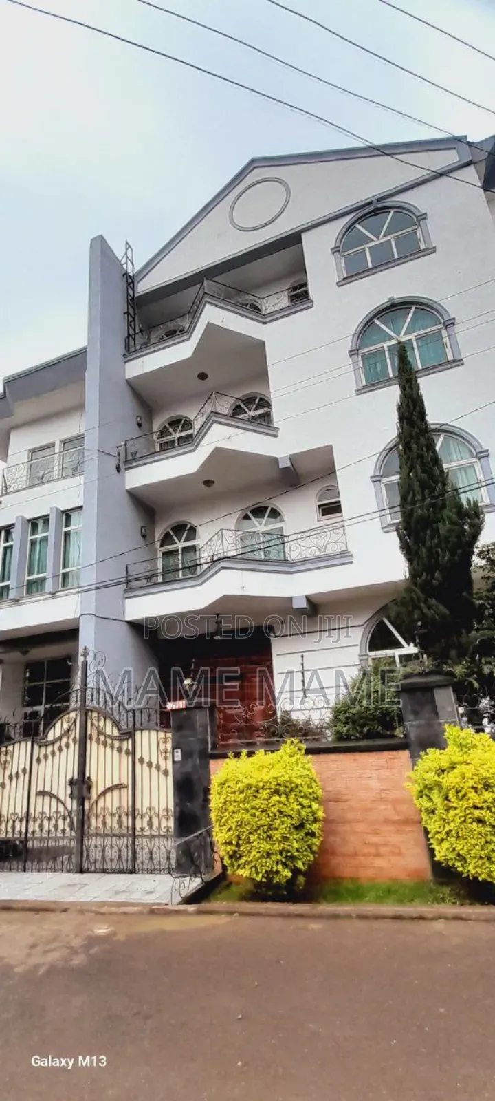 11bdrm House in Addis Abeba, Bole for sale