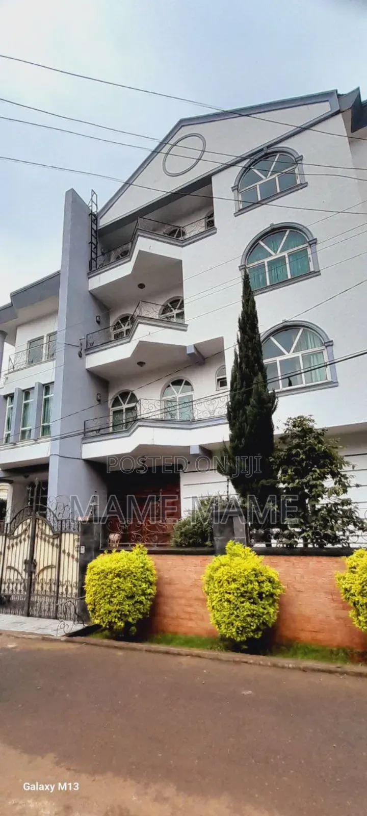 11bdrm House in Addis Abeba, Bole for sale