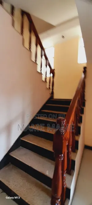 7bdrm House in Addis Abeba, Bole for sale