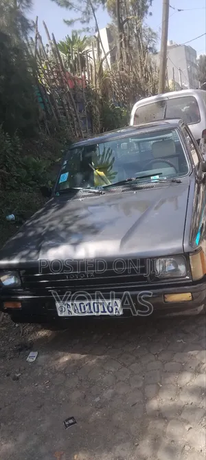 Photo - Toyota Hilux 1989 Gray